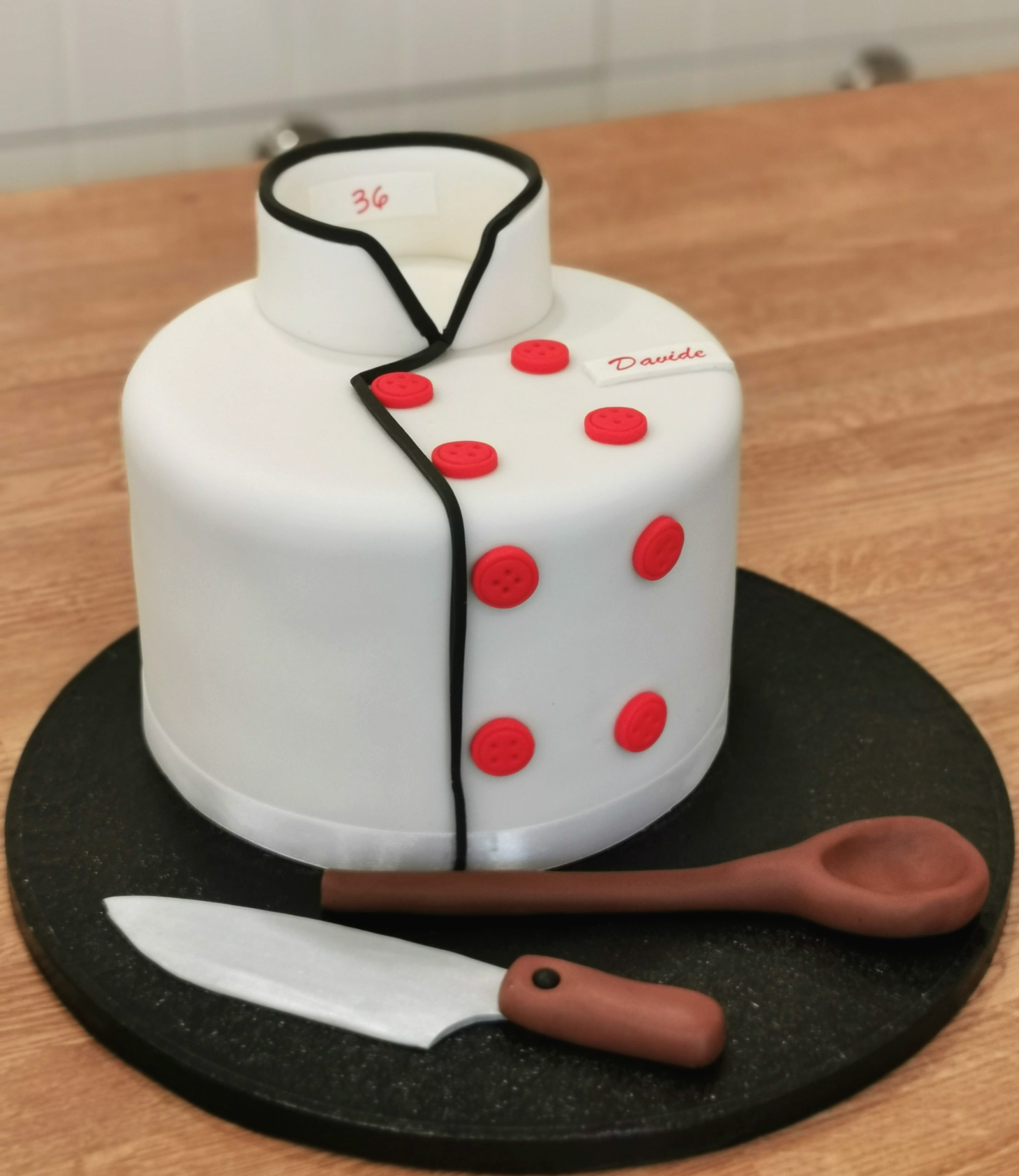 torta compleanno casacca cuoco bottoni dorri coltello cucchiaio legno
